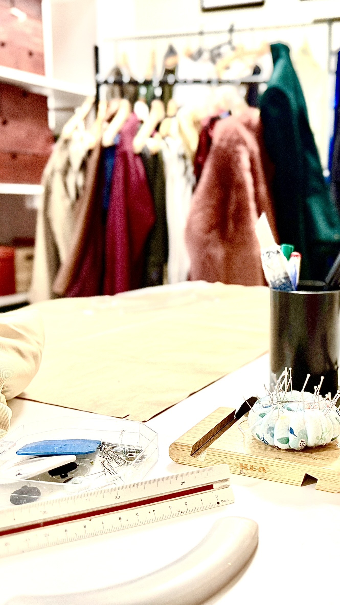 Mesa de trabajo y prendas en el atelier
