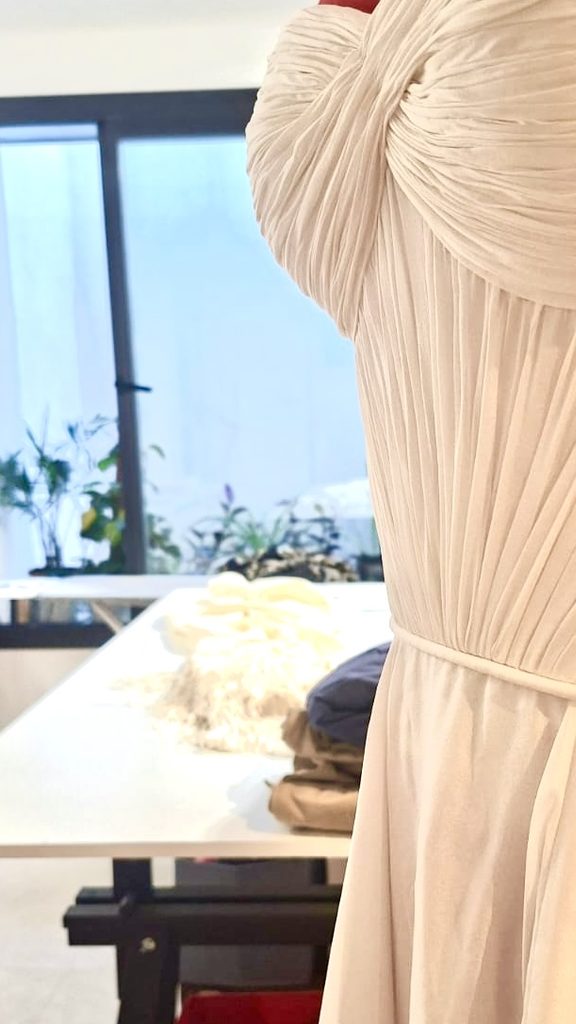 Detalle del cuerpo drapeado de un vestido claro